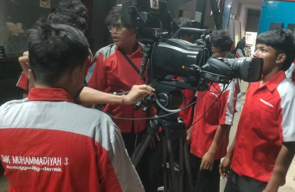 siswa smk mutipuga belajar mengoperasikan kamera di tvri jogjakarta
